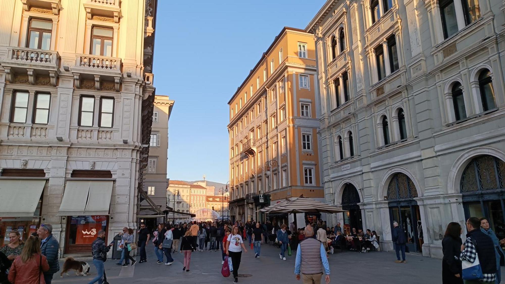 Casa Vacanze Trieste - Vista Piazza Unita Exterior photo